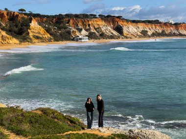 Barranco Sahili, Algarve, Güney Portekiz 'deki kayalıklar arasında inanılmaz mavi sularla muhteşem bir kumsal. Yüksek kalite fotoğraf