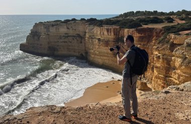 Uçurumun kenarında duran adam. Yüksek kalite fotoğraf
