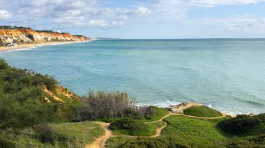 Bir dağın tepesinden çekilen güzel deniz manzarası, açık bir gökyüzünün altındaki geniş ufuk ve doğal manzarayı gösteriyor. Yüksek kalite fotoğraf