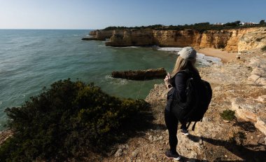 Okyanusta Uçurumdan Gelen Kadın. Yüksek kalite fotoğraf
