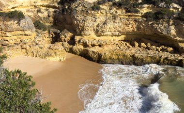 Güzel sahil üzerinde gün batımı, Praia das Fontainhas, Algarve, Portekiz. Yüksek kalite fotoğraf
