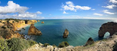 Engebeli kayalıkların altındaki doğal kemerler, Praia da Marinha, Algarve, Portekiz, Avrupa. Yüksek kalite fotoğraf