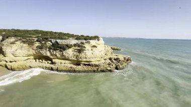 Güzel Fontainhas Sahili sarı kayalıklarla çevrili, Algarve, Portekiz, Avrupa. Yüksek kalite fotoğraf