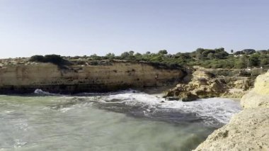 Praia de Albandeira - Portekiz 'in güzel kıyıları ve plajları. Yüksek kalite fotoğraf