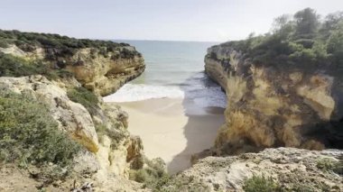 Güzel sahil üzerinde gün batımı, Praia das Fontainhas, Algarve, Portekiz. Yüksek kalite fotoğraf