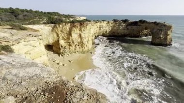 Portekiz 'in Algarve bölgesinde yer alan Arnavutdeira plajının güzel gelgit manzarası. Yüksek kalite fotoğraf