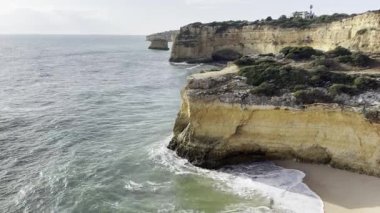 Portekiz 'in Algarve şehrindeki Porches' taki güzel Barranquinho Plajı. Yüksek kalite fotoğraf