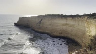 Morena plajı, Algarve, Portekiz. Güney Portekiz 'de güneş doğarken kaya oluşum uçurumu. Yüksek kalite fotoğraf