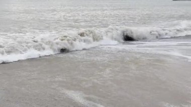 Dinamik deniz manzarası dalgaların engebeli kayalara çarptığını gösteriyor. Her yerde su sıçramaları ve köpükler yaratıyor. Yüksek kaliteli FullHD görüntüler