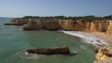 Morena plajı, Algarve, Portekiz. Güney Portekiz 'de güneş doğarken kaya oluşum uçurumu. Yüksek kalite fotoğraf