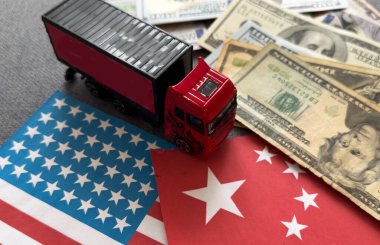 Çin ve ABD bayraklarından oluşan 100 dolarlık banknot. Yüksek kalite fotoğraf