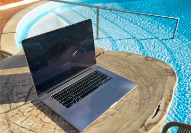 Havuz başındaki terasta rattan mobilyalarla çalışan uzaktan kumanda. Yüksek kalite fotoğraf