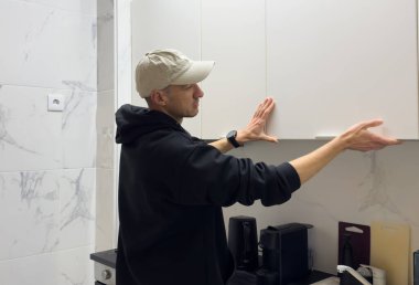 Adam yeni bir mutfak düzeneği üzerinde çalışıyor. Yüksek kalite fotoğraf