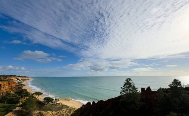 Barranco Sahili, Algarve, Güney Portekiz 'deki kayalıklar arasında inanılmaz mavi sularla muhteşem bir kumsal. Yüksek kalite fotoğraf