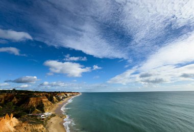 Güney Portekiz 'in Algarve bölgesinde yer alan Praia do Barranco das Belharucas plajının deniz manzarası ve kıyı şeridi. Praia do Barranco das Belharucas plajı, Albufeira, Algarve, Portekiz. Yüksek kalite fotoğraf