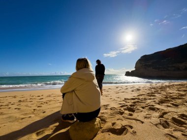 Kumsaldaki genç kadın. Yüksek kalite fotoğraf