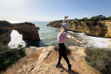 Atlantik Okyanusu, Lagos, Algarve, Portekiz 'den uçurum manzarası. Yüksek kalite fotoğraf