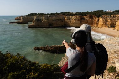 Praia do Barranco 'nun harika manzarası. Algarve bölgesi. Portekiz. - Evet. Yüksek kalite fotoğraf