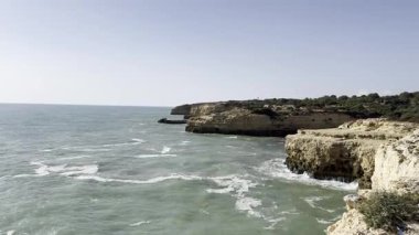 Portekiz 'de güzel turkuaz fiyatlar, kumlu plajlar ve sarı uçurumlar Algar da Albandeira, Algar do Pontal. Yüksek kalite fotoğraf