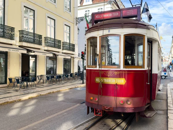 Lizbon, Portekiz, 26 Aralık 2025: Lizbon, Portekiz 'de, ana meydanı Praca do Comercio olan klasik Kızıl Tramvayın genel görünümü. Yüksek kalite fotoğraf