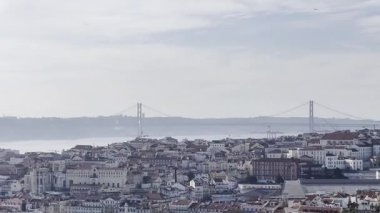 Lizbon, Portekiz 'in panoramik manzarası, kırmızı çatıları, tarihi mimarisi ve açık mavi gökyüzünün altındaki Atlantik Okyanusu. Yüksek kalite fotoğraf