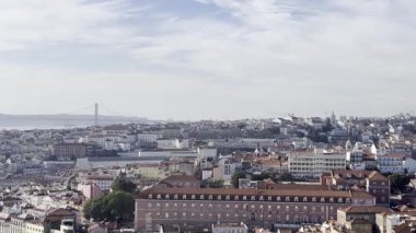 Lizbon, Portekiz 'in panoramik manzarası, kırmızı çatıları, tarihi mimarisi ve açık mavi gökyüzünün altındaki Atlantik Okyanusu. Yüksek kalite fotoğraf