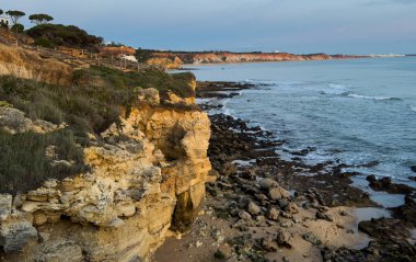 Portekiz 'in Algarve plajında kayalık sahil şeridi. Yüksek kalite fotoğraf