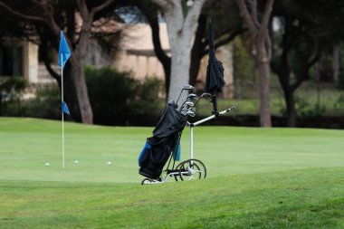 Golf çantalı golf arabaları ve golf sahasının ortasında golf sopaları. Yüksek kalite fotoğraf