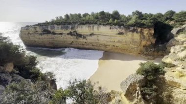 Güzel Fontainhas Sahili sarı kayalıklarla çevrili, Algarve, Portekiz, Avrupa. Yüksek kalite fotoğraf