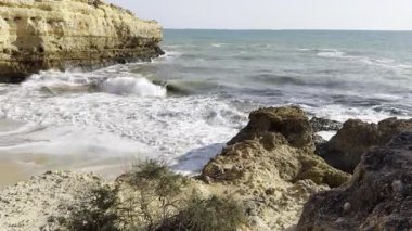 Praia de Albandeira - Portekiz 'in güzel kıyıları ve plajları. Yüksek kalite fotoğraf