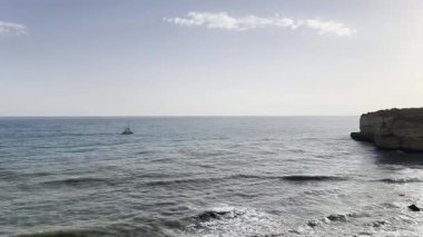 Cozumels 'in berrak turkuaz sularında süzülen bir yelkenlinin nefes kesici hava manzarasının tadını çıkarın. Sizi rahatlamaya ve mükemmel bir kaçış için huzurlu okyanus atmosferini kucaklamaya davet ediyor. Yüksek kalite 4k görüntü