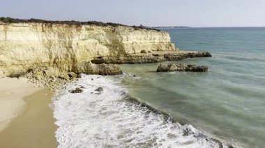 Portekiz 'in Algarve plajında kayalık kemerli sahil şeridi. Yüksek kalite fotoğraf