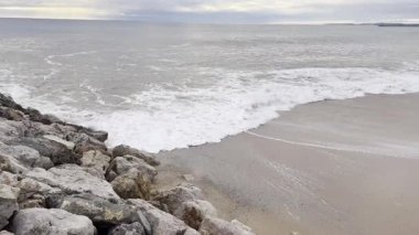 Fırtınalı deniz ve kayalık sahil, güzel dramatik gökyüzü. Yüksek kalite fotoğraf