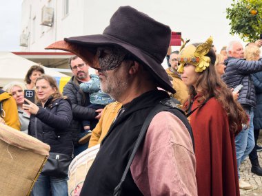 PADERNE, PORTUGAL, 1 Ocak 2026: Ortaçağ fuarında kostüm karakterleri. Yüksek kalite fotoğraf