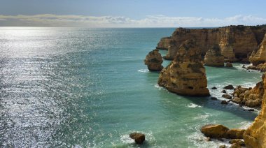 Marinha Sahili ve Mesquita Sahili 'nin havadan görünüşü. Carvoeiro 'da güzel bir sahil, Algarve, Portekiz' de. Yüksek kalite fotoğraf