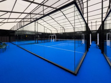 Albufeira, Portekiz, 12 Aralık 2025: Albufeira, Algarve, Portekiz 'deki Blu padel court. Yüksek kalite fotoğraf