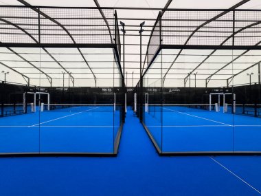 Albufeira, Portekiz, 12 Aralık 2025: Albufeira, Algarve, Portekiz 'deki Blu padel court. Yüksek kalite fotoğraf