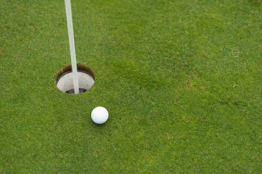 Golf topu güzel bir golf sahasındaki yeşil çimlerin üzerinde. İlk kısa devrede golfe hazır. - Evet. Yüksek kalite fotoğraf