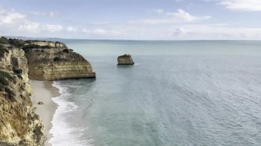 Portekiz 'in en ünlü plajlarından biri olan güzel Praia da Marinha, Algarve, Lagoa' daki Atlantik kıyısında yer almaktadır. Yüksek kalite fotoğraf