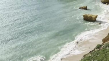 Portekiz 'in en ünlü plajlarından biri olan güzel Praia da Marinha, Algarve, Lagoa' daki Atlantik kıyısında yer almaktadır. Yüksek kalite fotoğraf