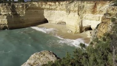 Portekiz 'deki deniz mağarasında gün doğumu. Yüksek kalite fotoğraf