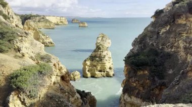 Portekiz 'in en ünlü yerlerinden biri olan Praia da Marinha yakınlarındaki doğal kemerli manzara, Algarve, Lagoa' daki Atlantik kıyısında yer almaktadır. Yüksek kalite fotoğraf