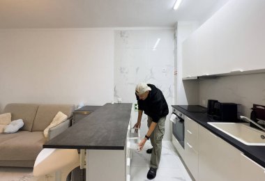 Adam yeni bir mutfak düzeneği üzerinde çalışıyor. Yüksek kalite fotoğraf