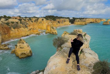 Kız muhteşem uçurum manzarası ve Atlantik Okyanusu manzarası görüyor. Mavi bulutlu gökyüzü. - Evet. Yüksek kalite fotoğraf
