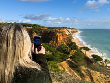Sahil, Algarve, Güney Portekiz 'deki kayalıklar arasında inanılmaz mavi sularla muhteşem bir kumsal. Yüksek kalite fotoğraf