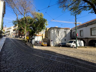 Lisboa, Portekiz, 26 Aralık 2025, Lizbon, Portekiz 'deki eski mahallelerden birinin tipik görüntüsü. Yüksek kalite fotoğraf
