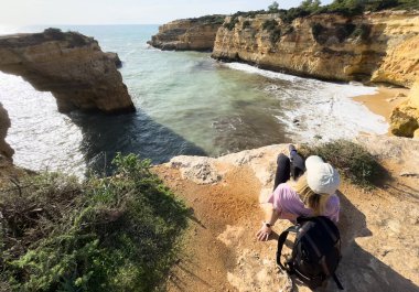 Kaya oluşumları, sahil okyanus kayalıkları erozyon yürüyüşü, yürüyüş seyahatleri. Yüksek kalite fotoğraf