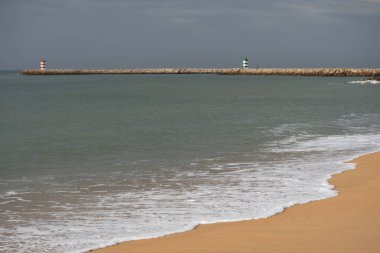 Deniz Feneri, Quarteira, Algarve, Portekiz 'deki Şehir Binaları. Yüksek kalite fotoğraf