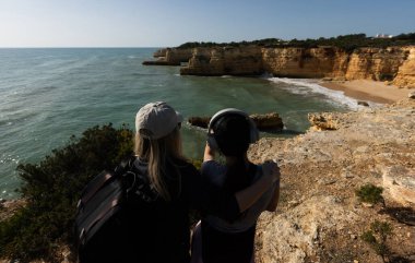 Okyanusta Uçurumdan Gelen Kadın. Yüksek kalite fotoğraf