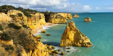Cliffside Okyanus manzarasında selfie çeken kız gezgin Arcos Naturais da Praia da Marinha Lagoa, Algarve. Yüksek kalite fotoğraf